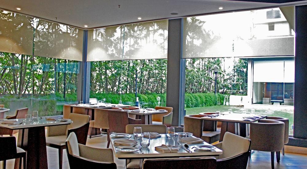 Отель Radisson Blu Bengaluru Outer Ring Road Экстерьер фото