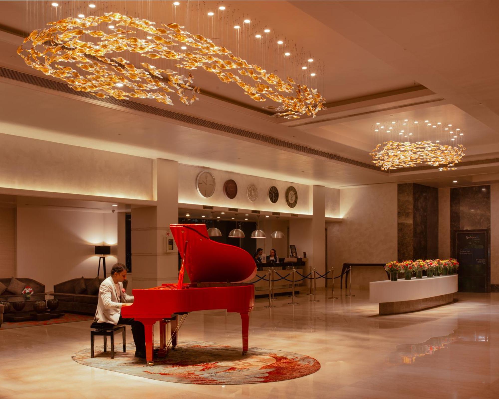 Отель Radisson Blu Bengaluru Outer Ring Road Экстерьер фото