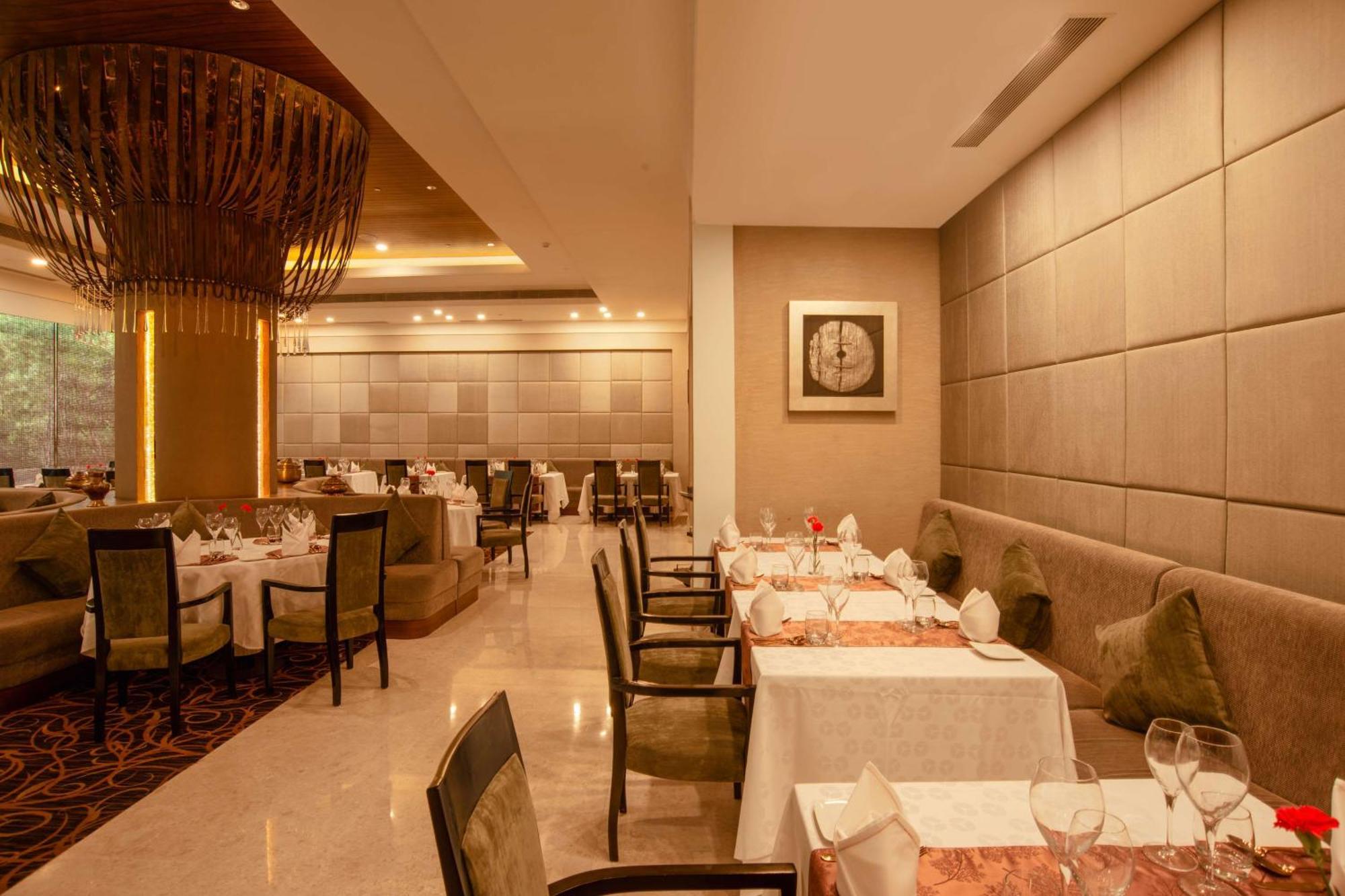 Отель Radisson Blu Bengaluru Outer Ring Road Экстерьер фото